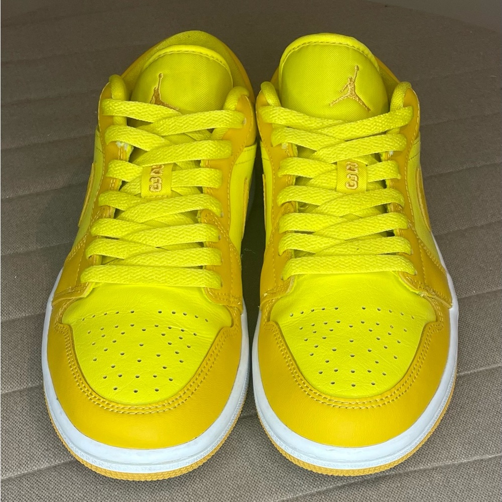 WMNS Air Jordan 1 Low Yellow Strike size 6.5W